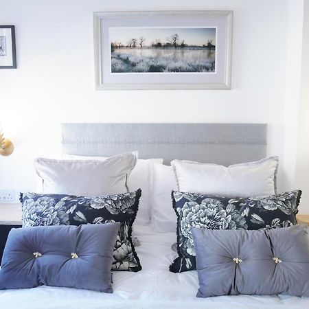 One Bedroom Luxury Ground Floor Apartment With Parking In Heart Holt Holt  Eksteriør billede
