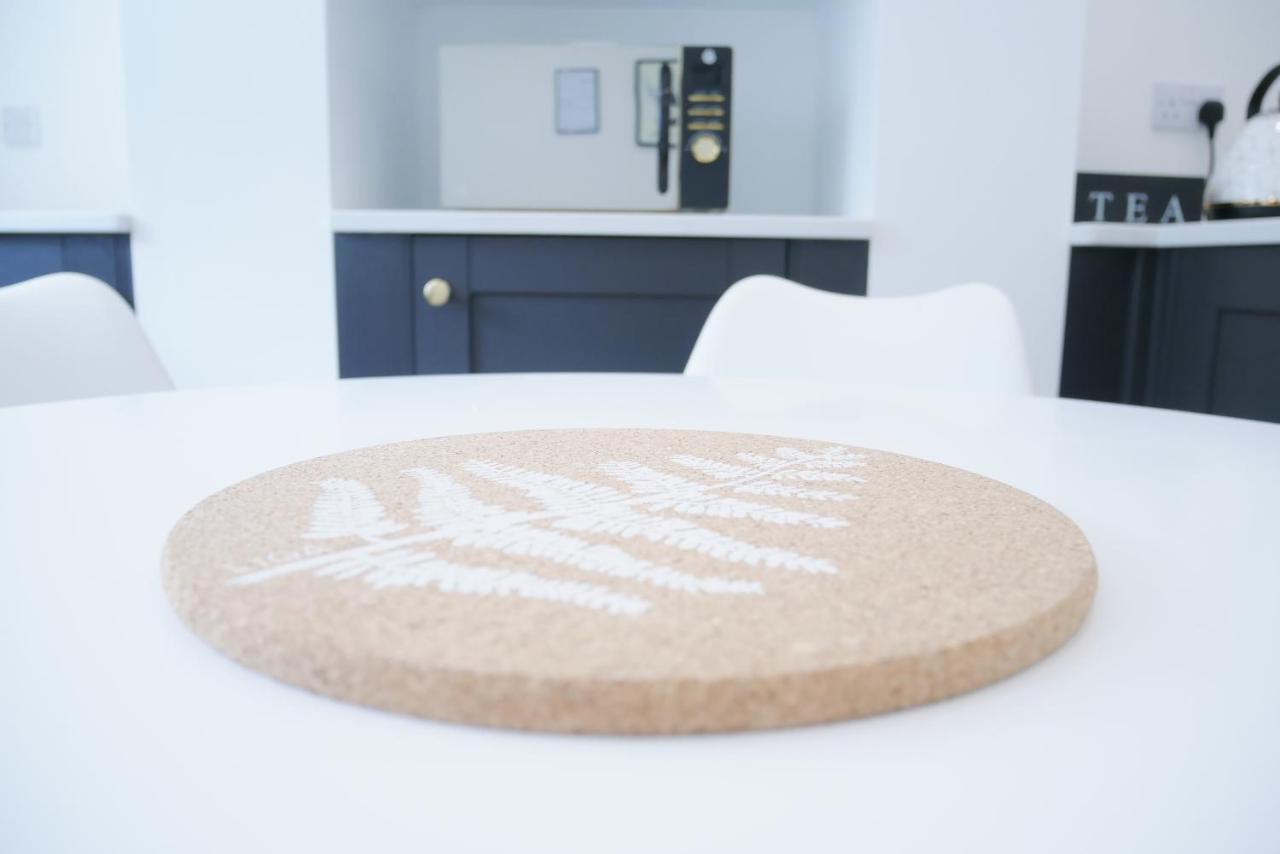 One Bedroom Luxury Ground Floor Apartment With Parking In Heart Holt Holt  Eksteriør billede