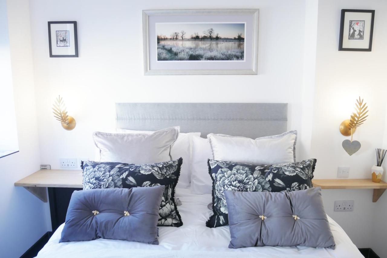 One Bedroom Luxury Ground Floor Apartment With Parking In Heart Holt Holt  Eksteriør billede