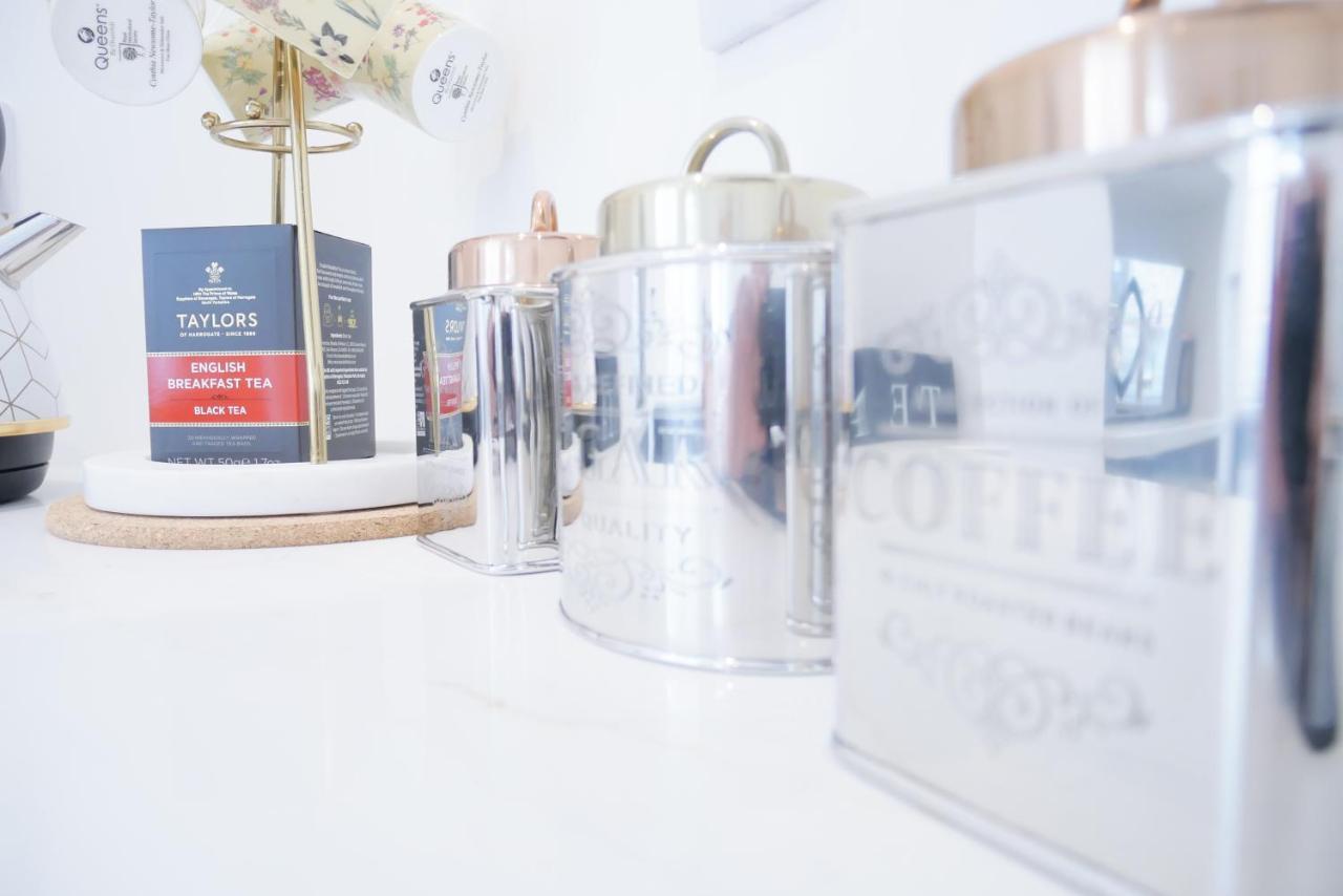 One Bedroom Luxury Ground Floor Apartment With Parking In Heart Holt Holt  Eksteriør billede
