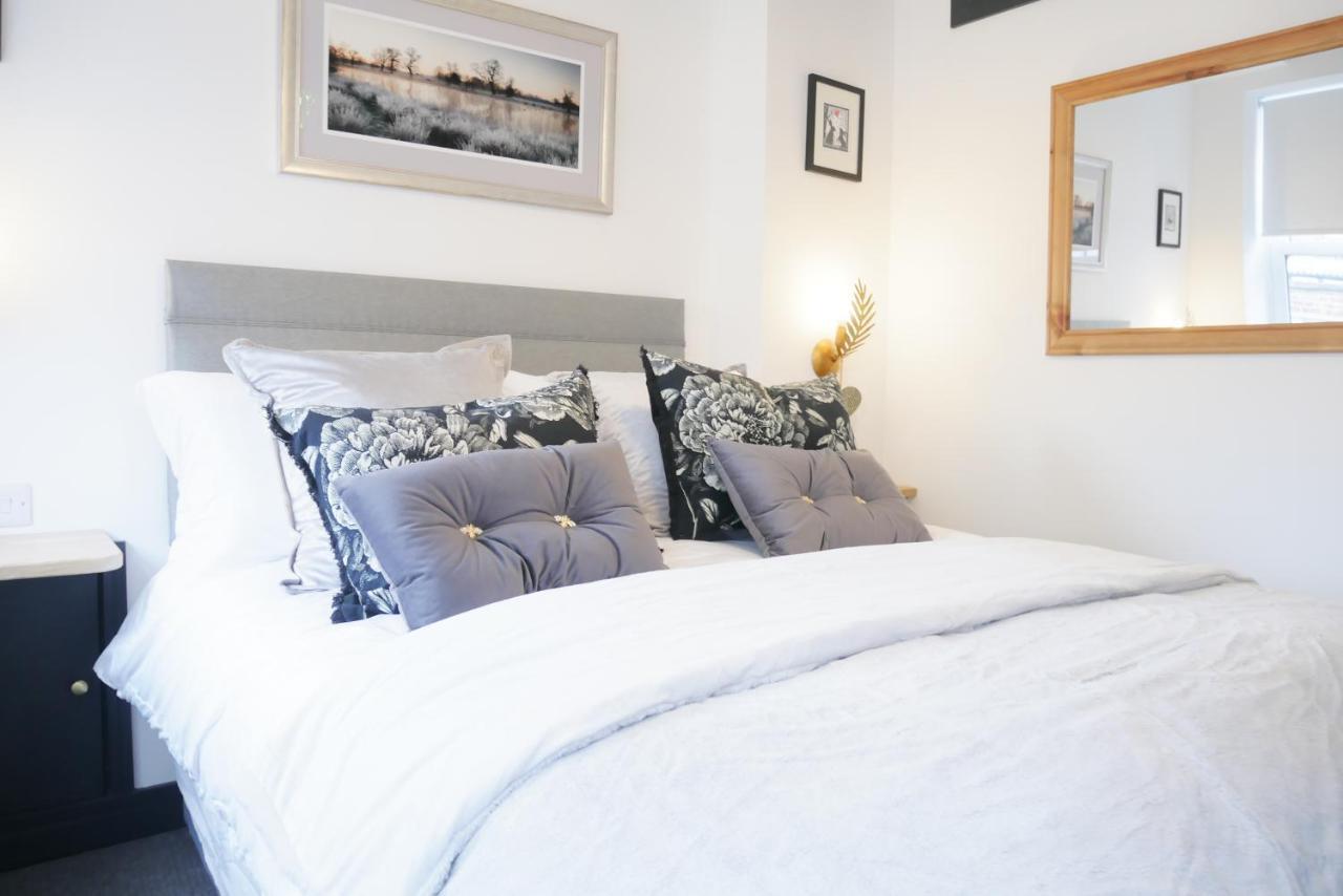 One Bedroom Luxury Ground Floor Apartment With Parking In Heart Holt Holt  Eksteriør billede