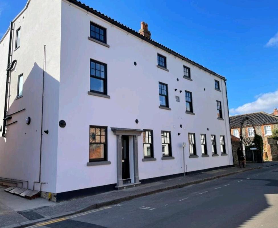 One Bedroom Luxury Ground Floor Apartment With Parking In Heart Holt Holt  Eksteriør billede